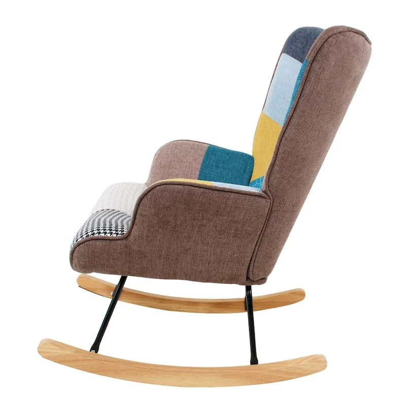 Schaukelstuhl aus Stoff im Mid-Century-Stil mit Holzbeinen und Patchwork-Leinen