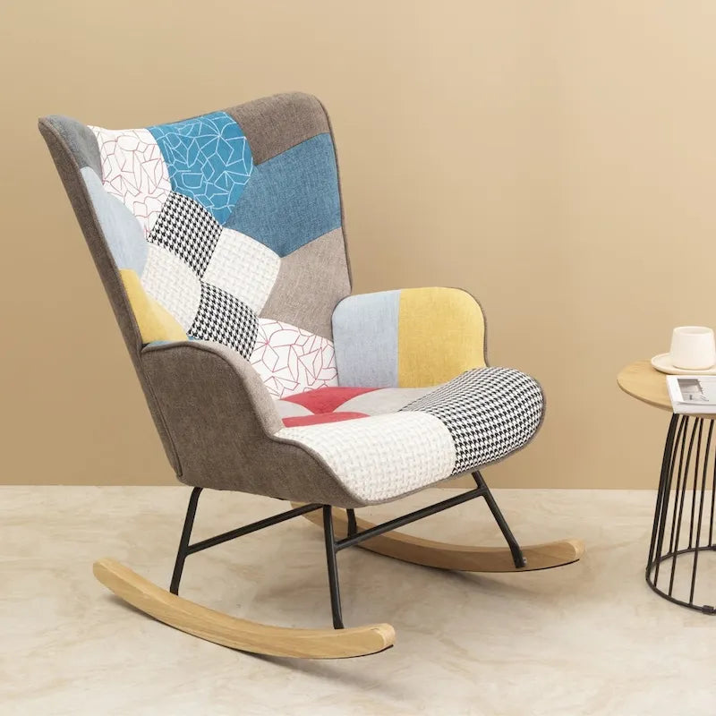 Schaukelstuhl aus Stoff im Mid-Century-Stil mit Holzbeinen und Patchwork-Leinen
