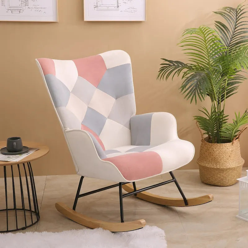 Schaukelstuhl aus Stoff im Mid-Century-Stil mit Holzbeinen und Patchwork-Leinen