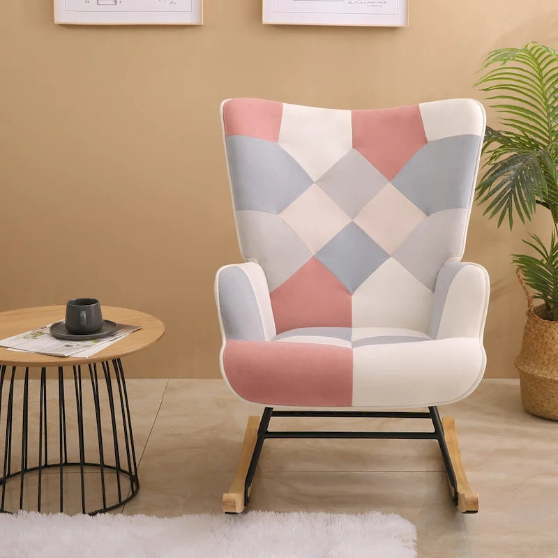 Schaukelstuhl aus Stoff im Mid-Century-Stil mit Holzbeinen und Patchwork-Leinen