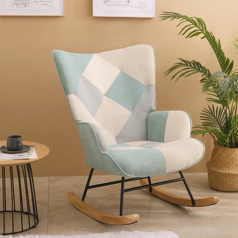 Schaukelstuhl aus Stoff im Mid-Century-Stil mit Holzbeinen und Patchwork-Leinen