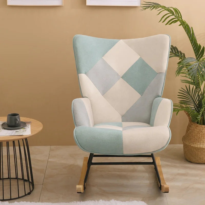 Schaukelstuhl aus Stoff im Mid-Century-Stil mit Holzbeinen und Patchwork-Leinen