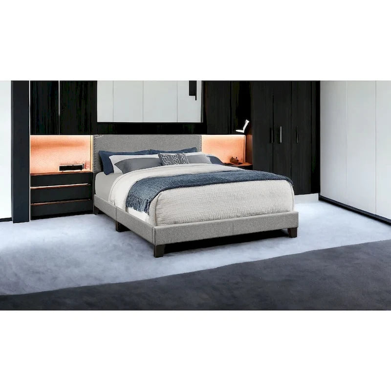 Gepolsterter Queensize-Bettrahmen aus grauem Polyester mit Kopfteil und Nagelkopfverzierung
