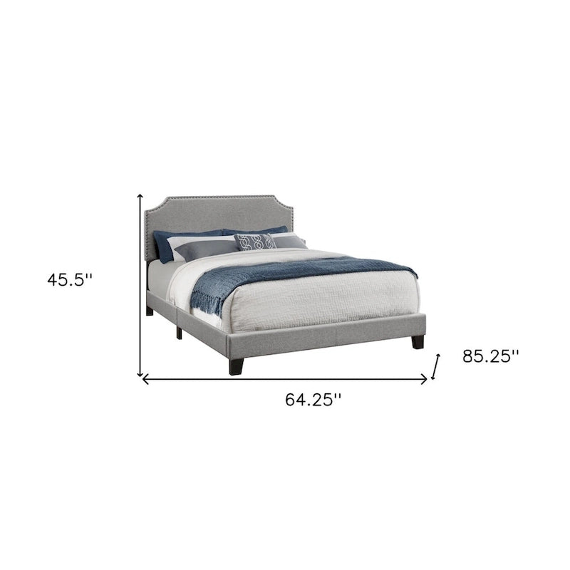 Gepolsterter Queensize-Bettrahmen aus grauem Polyester mit Kopfteil und Nagelkopfverzierung