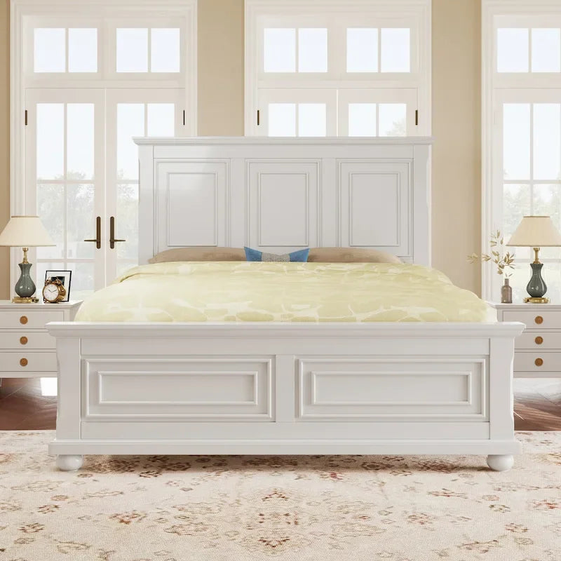 Weißes Plattformbett in Kingsize im traditionellen Stil aus Kiefernholz mit Holzlattenrost für das Schlafzimmer