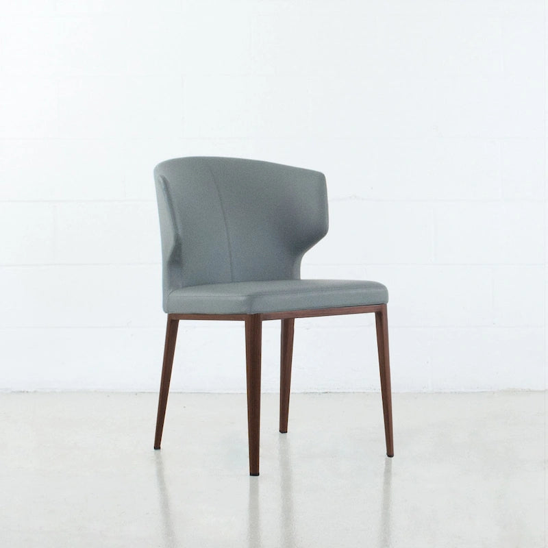 Moderner Esszimmerstuhl im Mid-Century-Stil aus Kunstleder mit hoher Rückenlehne und Flügeln