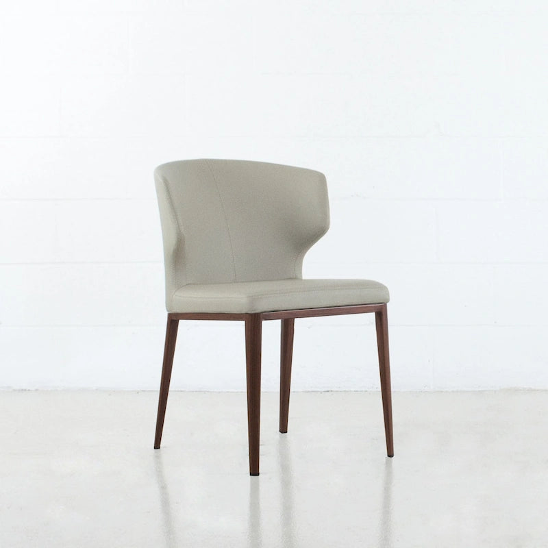 Moderner Esszimmerstuhl im Mid-Century-Stil aus Kunstleder mit hoher Rückenlehne und Flügeln