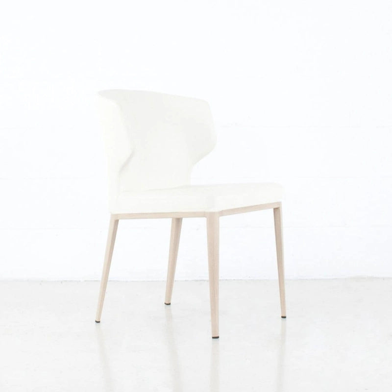 Moderner Esszimmerstuhl im Mid-Century-Stil aus Kunstleder mit hoher Rückenlehne und Flügeln