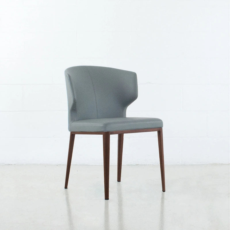 Chaise de salle à manger moderne du milieu du siècle en similicuir avec dossier enveloppant