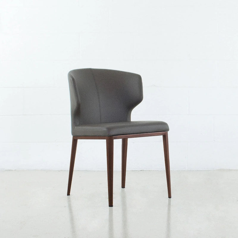 Chaise de salle à manger moderne du milieu du siècle en similicuir avec dossier enveloppant