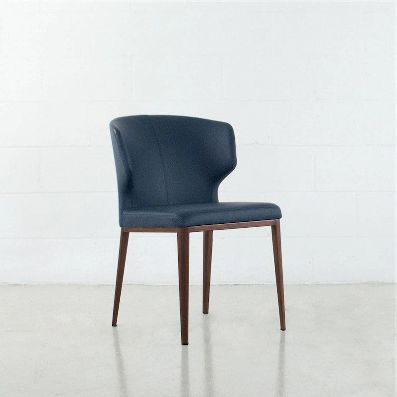 Chaise de salle à manger moderne du milieu du siècle en similicuir avec dossier enveloppant