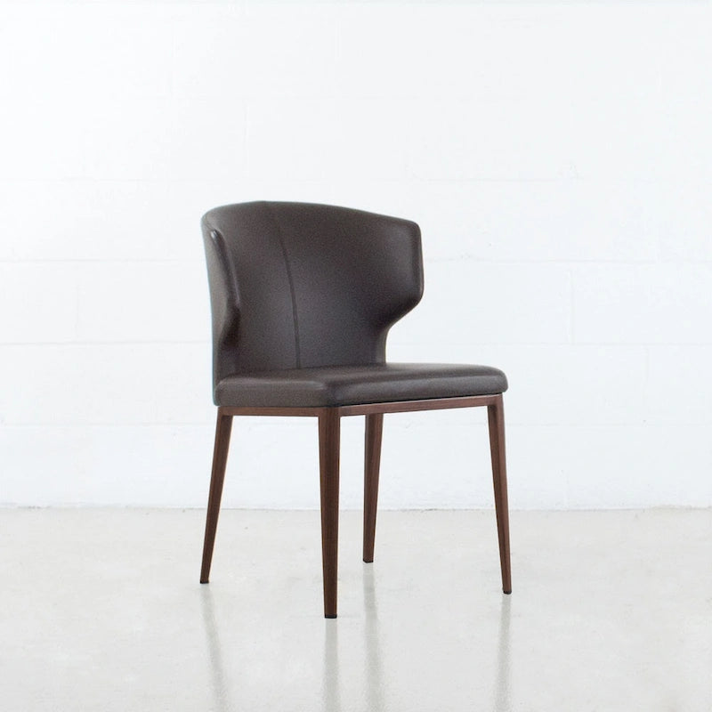 Chaise de salle à manger moderne du milieu du siècle en similicuir avec dossier enveloppant