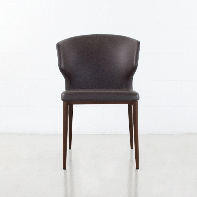 Chaise de salle à manger moderne du milieu du siècle en similicuir avec dossier enveloppant