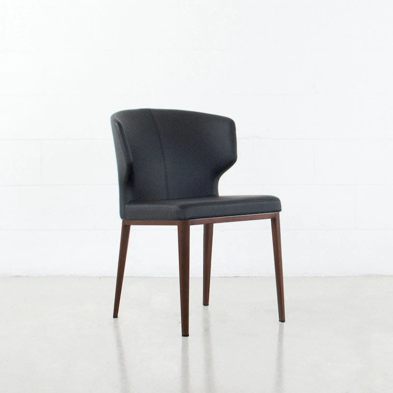Chaise de salle à manger moderne du milieu du siècle en similicuir avec dossier enveloppant