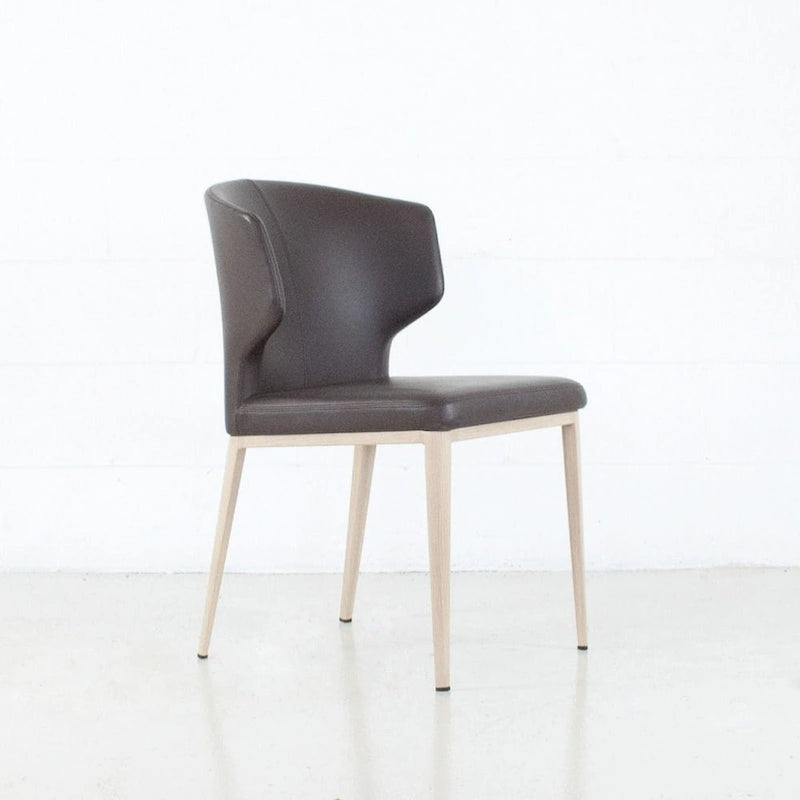 Chaise de salle à manger moderne du milieu du siècle en similicuir avec dossier enveloppant