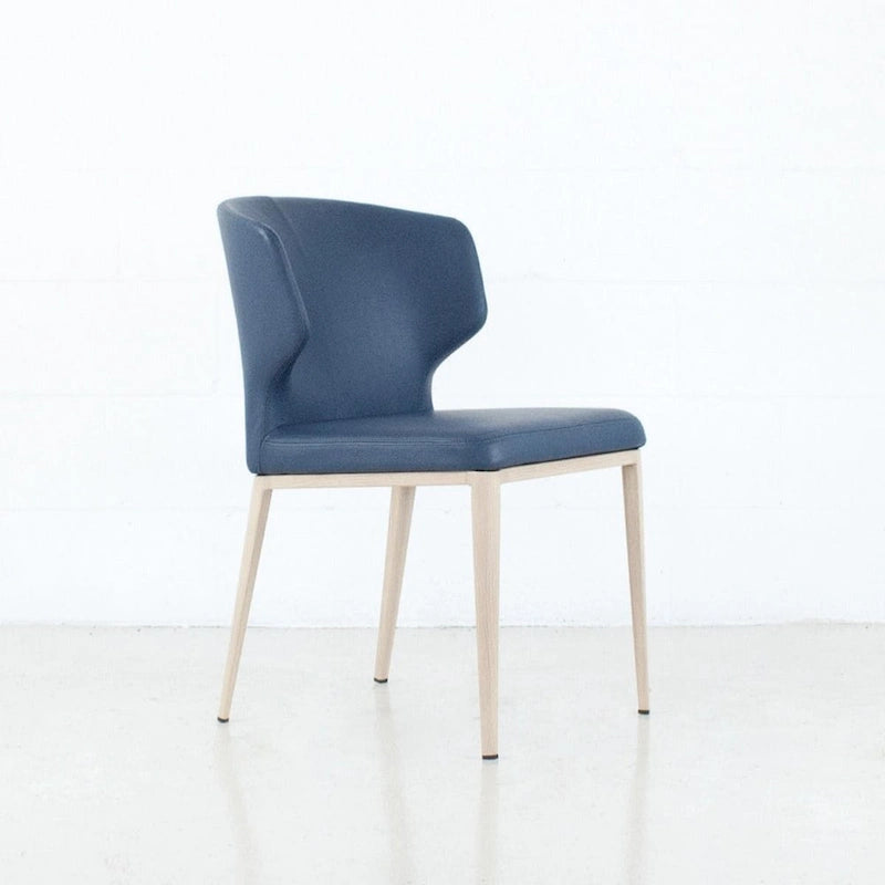 Chaise de salle à manger moderne du milieu du siècle en similicuir avec dossier enveloppant