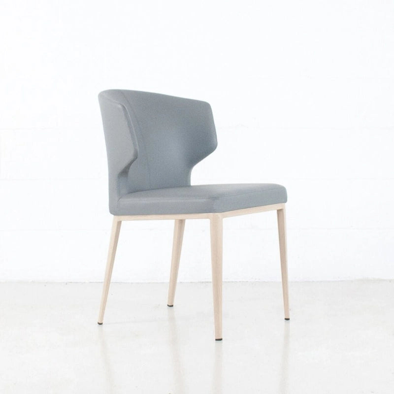 Chaise de salle à manger moderne du milieu du siècle en similicuir avec dossier enveloppant