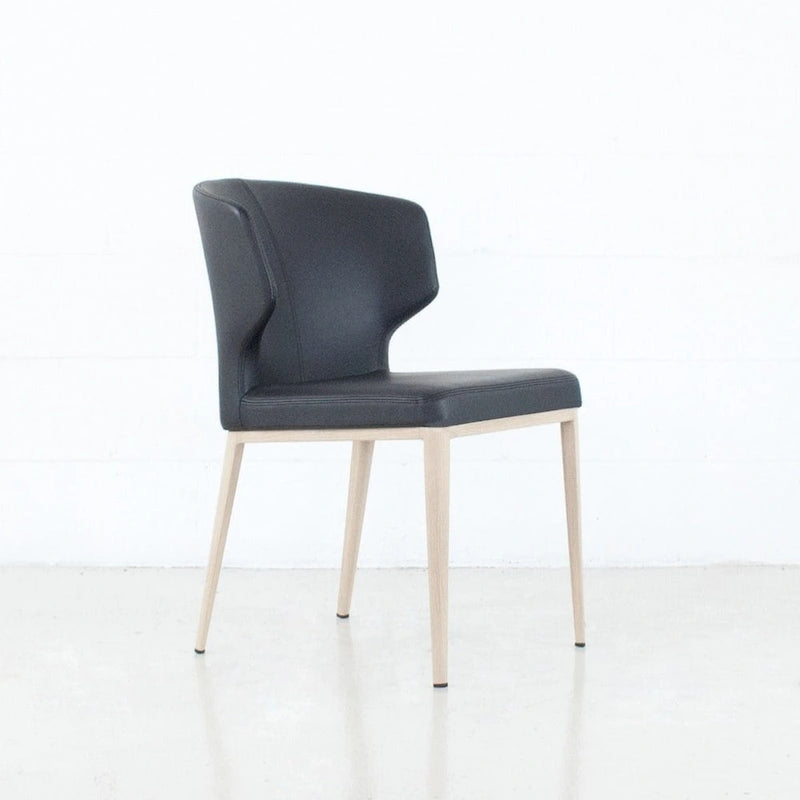 Chaise de salle à manger moderne du milieu du siècle en similicuir avec dossier enveloppant