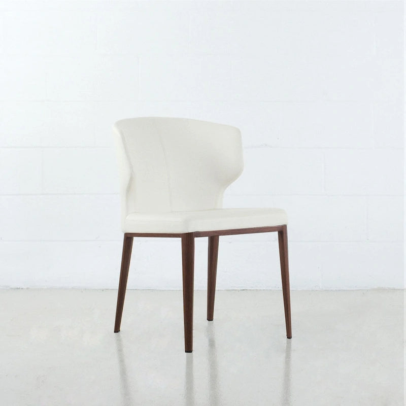 Chaise de salle à manger moderne du milieu du siècle en similicuir avec dossier enveloppant