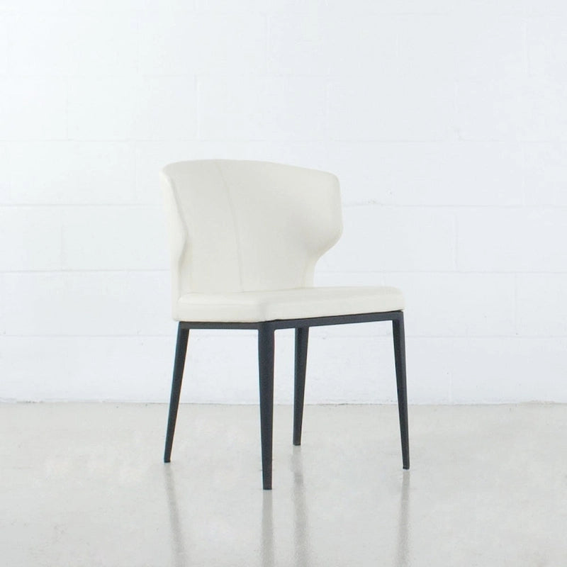 Chaise de salle à manger moderne du milieu du siècle en similicuir avec dossier enveloppant