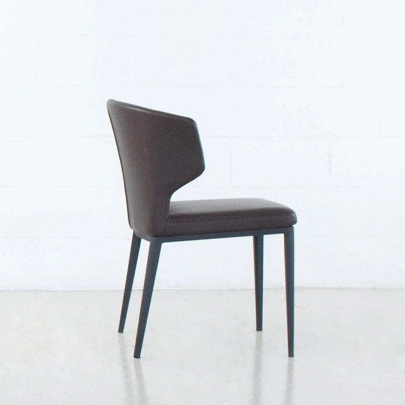 Chaise de salle à manger moderne du milieu du siècle en similicuir avec dossier enveloppant