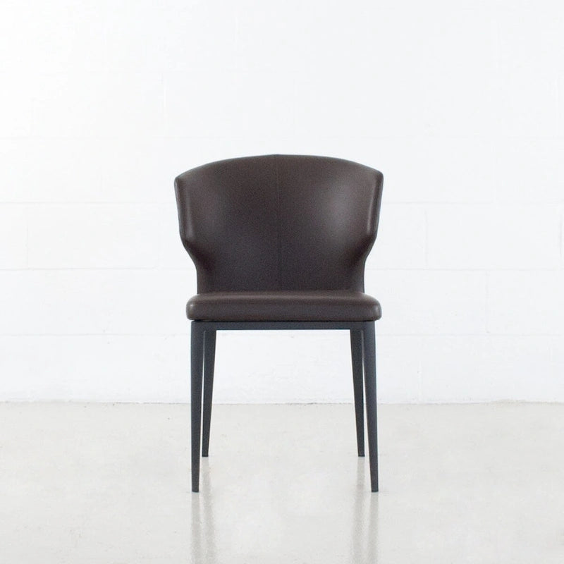 Chaise de salle à manger moderne du milieu du siècle en similicuir avec dossier enveloppant