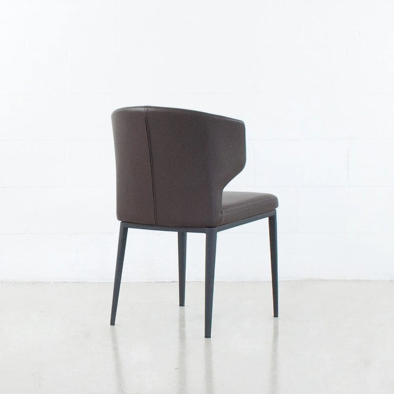 Chaise de salle à manger moderne du milieu du siècle en similicuir avec dossier enveloppant