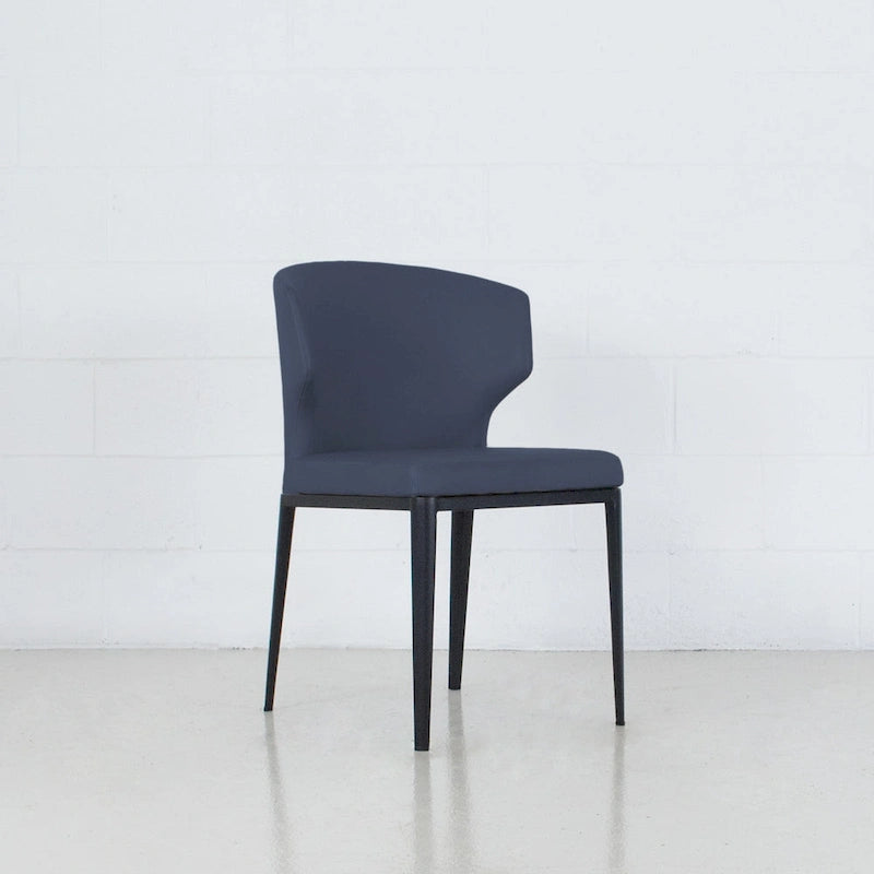 Chaise de salle à manger moderne du milieu du siècle en similicuir avec dossier enveloppant
