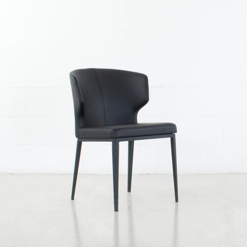 Chaise de salle à manger moderne du milieu du siècle en similicuir avec dossier enveloppant