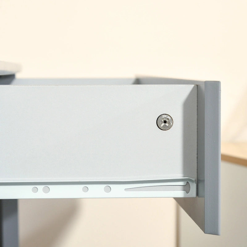 Eckschreibtisch—ein dreieckiger Computertisch für kleine Räume mit Schubladen und Ablagefächern.